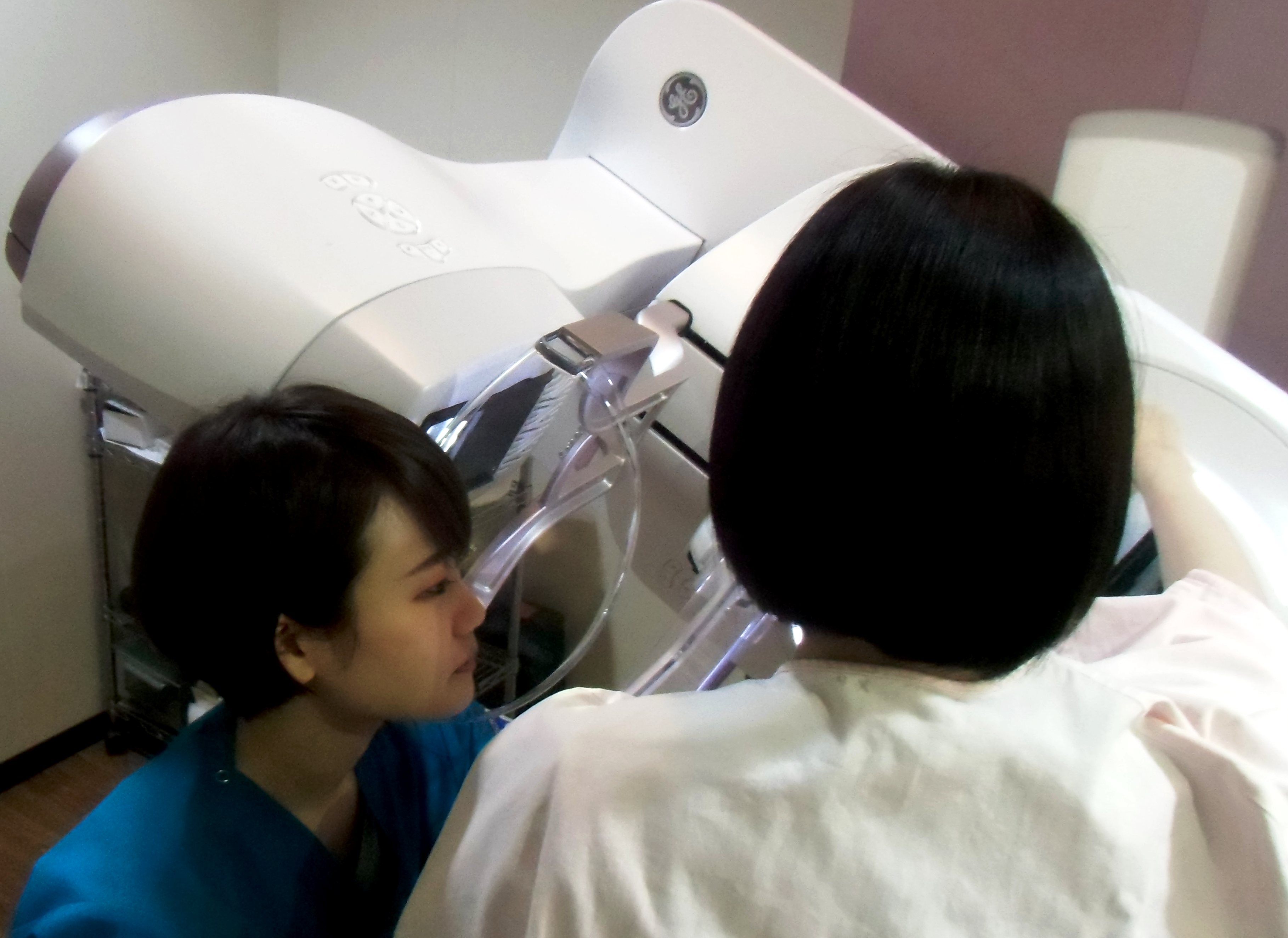 女性医師による乳腺超音波検査風景